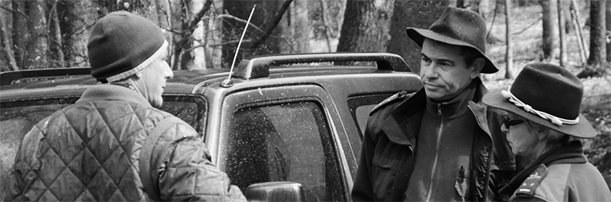 photo de la brigade de 3 gardes forestiers qui discutent avant le marquage